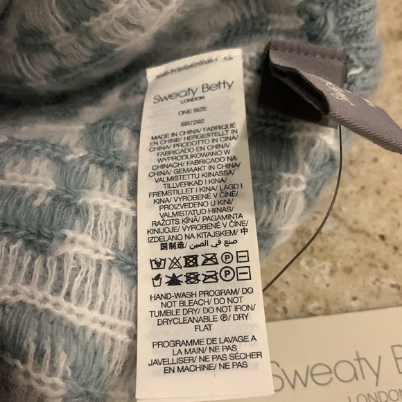 NWT SWEATY BETTY ANIMAL JACQUARD BEANIE IN BLUE LEOPARD PAINT JACQUARD - Picture 6 of 7